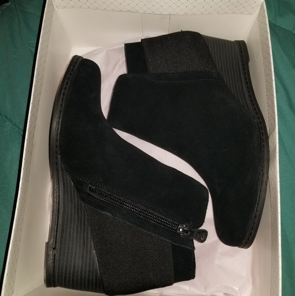 Black wedged boots